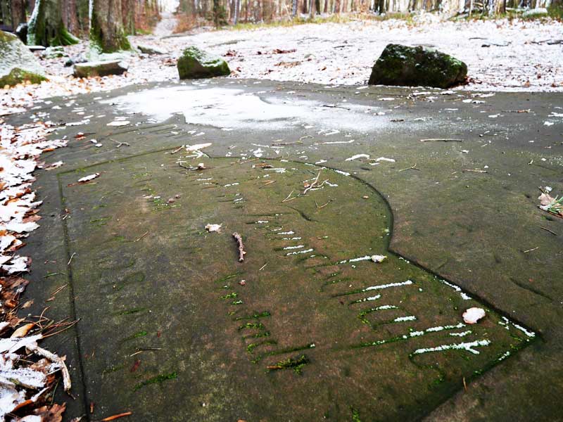 Die Felsplatte mit den Inschriften und Grenzzeichen
