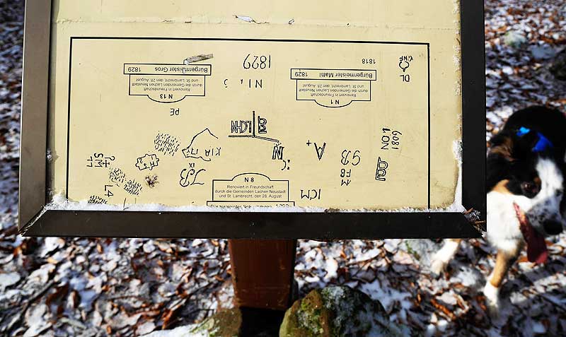 Eine Tafel an der Breiten Loog zeigt, was auf der Felsplatte alles eingemeißelt wurde.