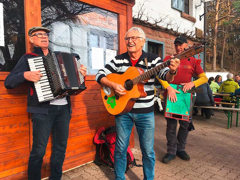 Lieben Pfälzer Lieder: Heinz Illner (Mitte) mit den Hüttenmusikern Gerhard Kief und Hannes Hindel beim Auftritt auf der Hohen Loog.
