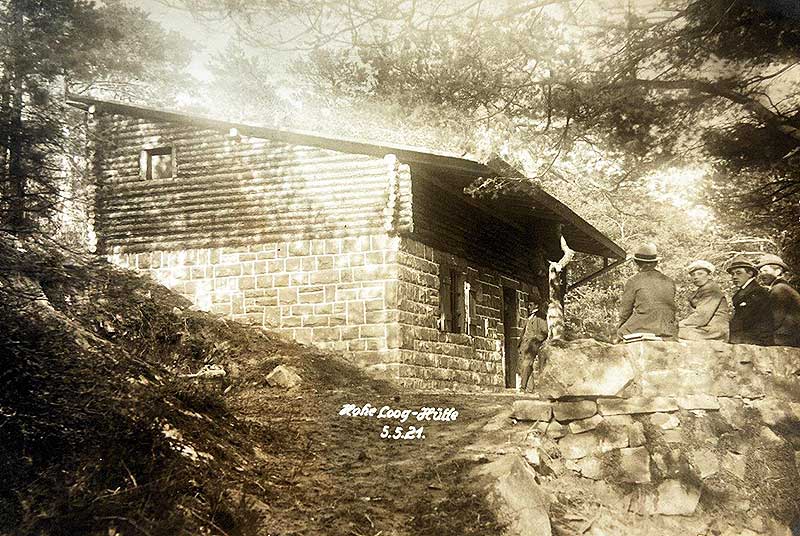 Die erste, einfache Hohe-Loog-Hütte im Mai 1921, sie wurde 1933 abgerissen und durch das heutige Sandsteingebäude ersetzt. Foto: Stadtarchiv Neustadt