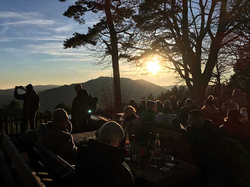 Sonnenanbeter: Am 26. Dezember herrschte auf der Hohen-Loog-Terrasse bis zum Abend Hochbetrieb wie im Sommer.