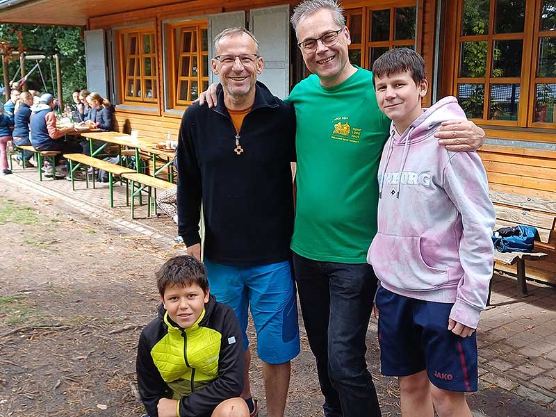 Herzliches Willkommen: Peter Saling (Mitte), Vorsitzender des PWV-Hambach, mit Vater Steffen, Johann und Jakob Gallas.