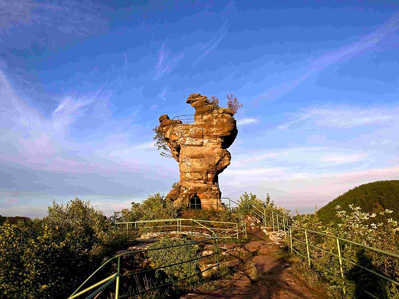 Die Burgruine Drachenfels oberhalb der Drachenfelshütte, die am 1. Oktober Ziel der Seniorenwanderungen ist. Foto: Tourist-Information Dahner Felsenland