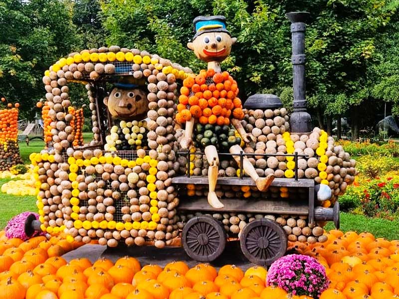 Kinderbuchfiguren wie Jim Knopf mit Lukas und Lok Emma gehören in Kaiserslautern zur Kürbiswelt. Foto: Gartenschau Kaiserslautern