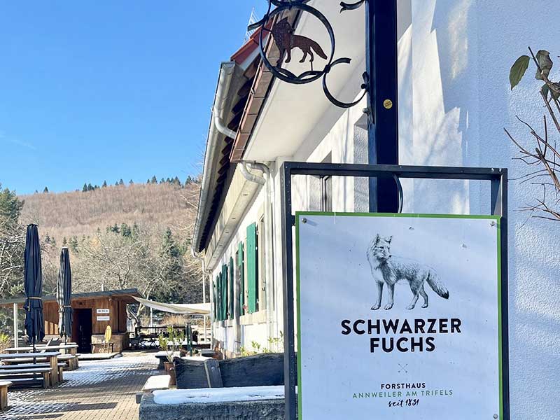 Einkehrmöglichkeit auf halber Strecke: Das Waldgasthaus „Schwarzer Fuchs“. (Foto: W. Walther)