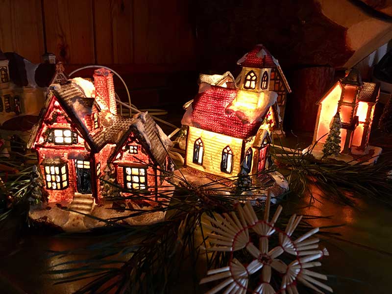 Das kleine Adventsdorf leuchtet im Hohe-Loog-Haus. Foto: PWV Hambach