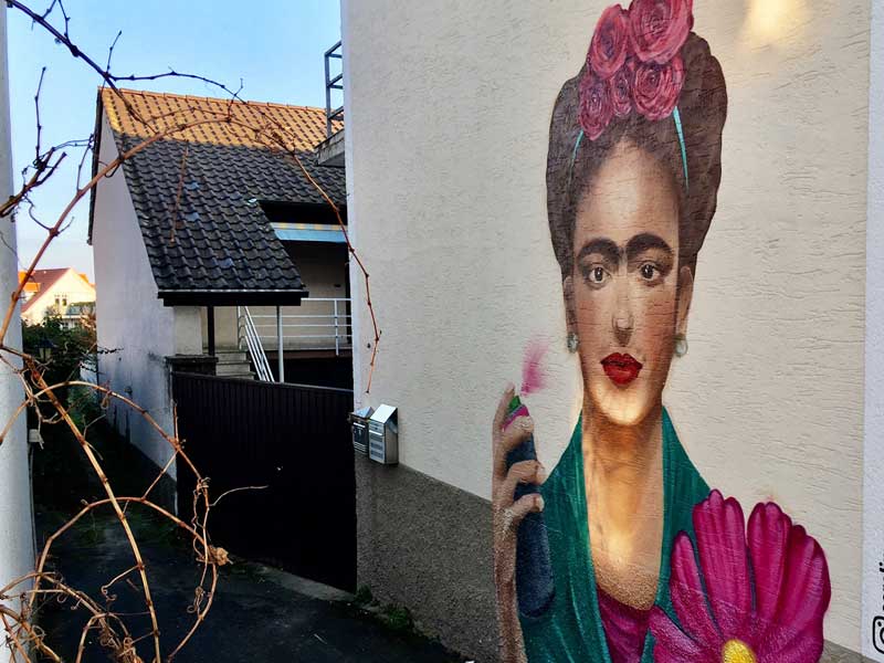 Preisrätsel März 2026: Wo grüßt diese Blumenfrau?