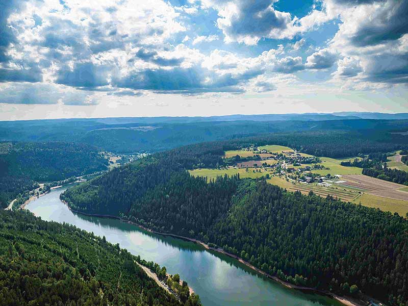 Ein Erholungsparadies: die Nagoldtalsperre. Rechts auf der Anhöhe liegt Schernbach ein Ortsteil von Seewald. Foto: TMBW, Foto: Dietmar Denger
